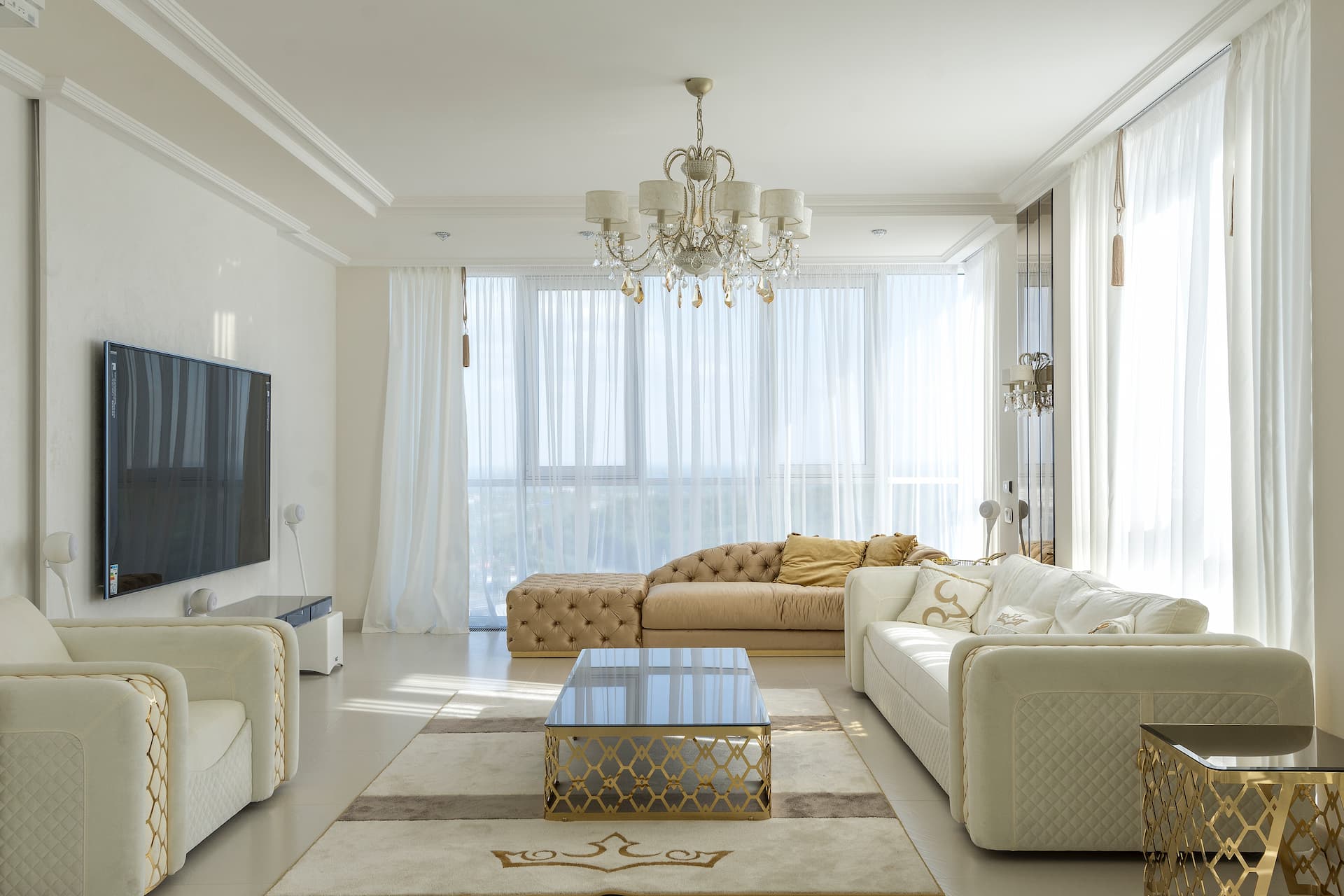 Salón moderno y elegante con alfombra de pelo corto
